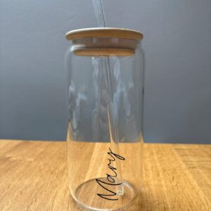 personalisiertes Glas mit Bambusdeckel und Strohhalm – Foto 1 von 3