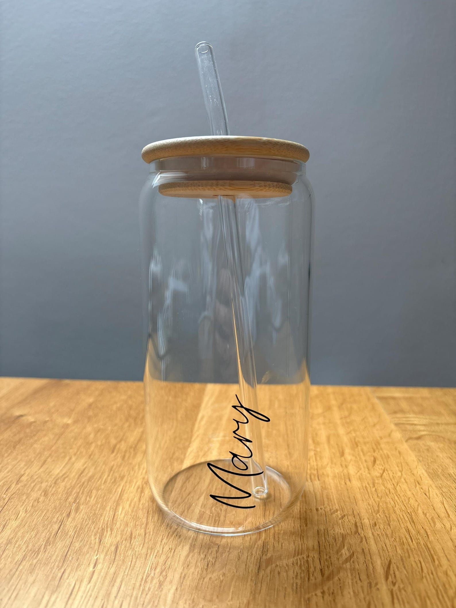 personalisiertes Glas mit Bambusdeckel und Strohhalm – Foto 1 von 3