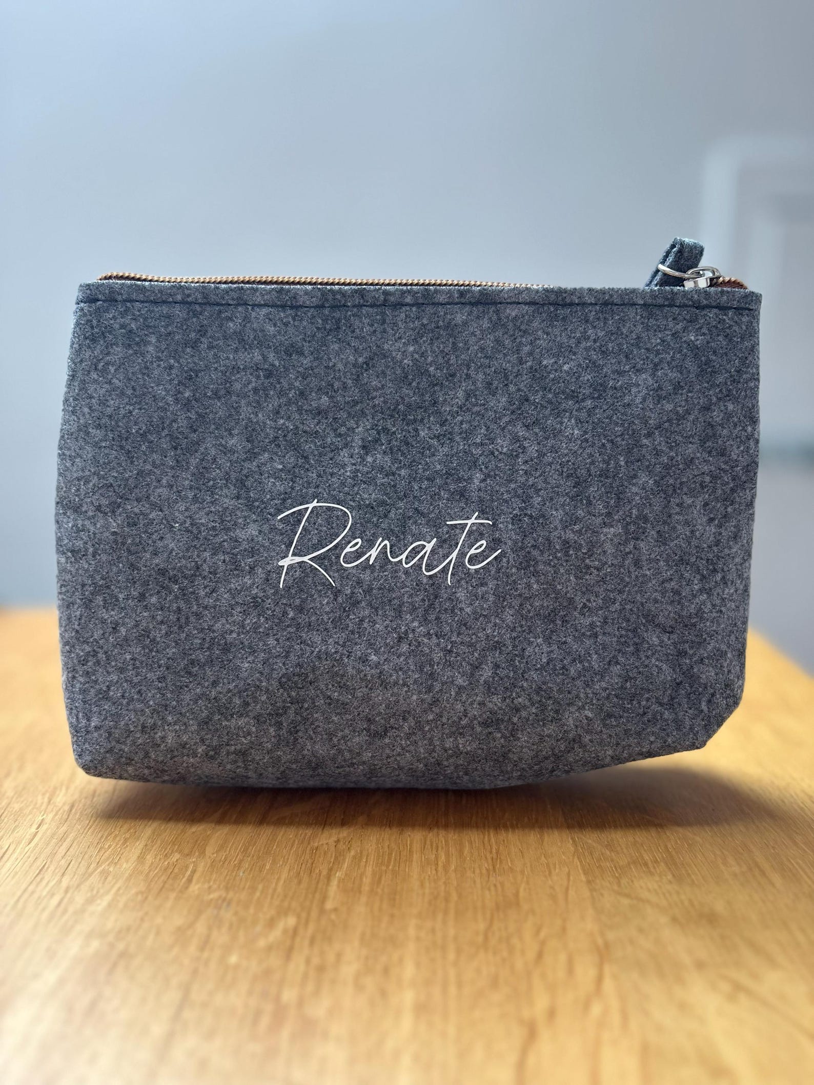 Kosmetiktasche personalisiert Name oder Wunschtext aus Filz – Foto 1 von 3