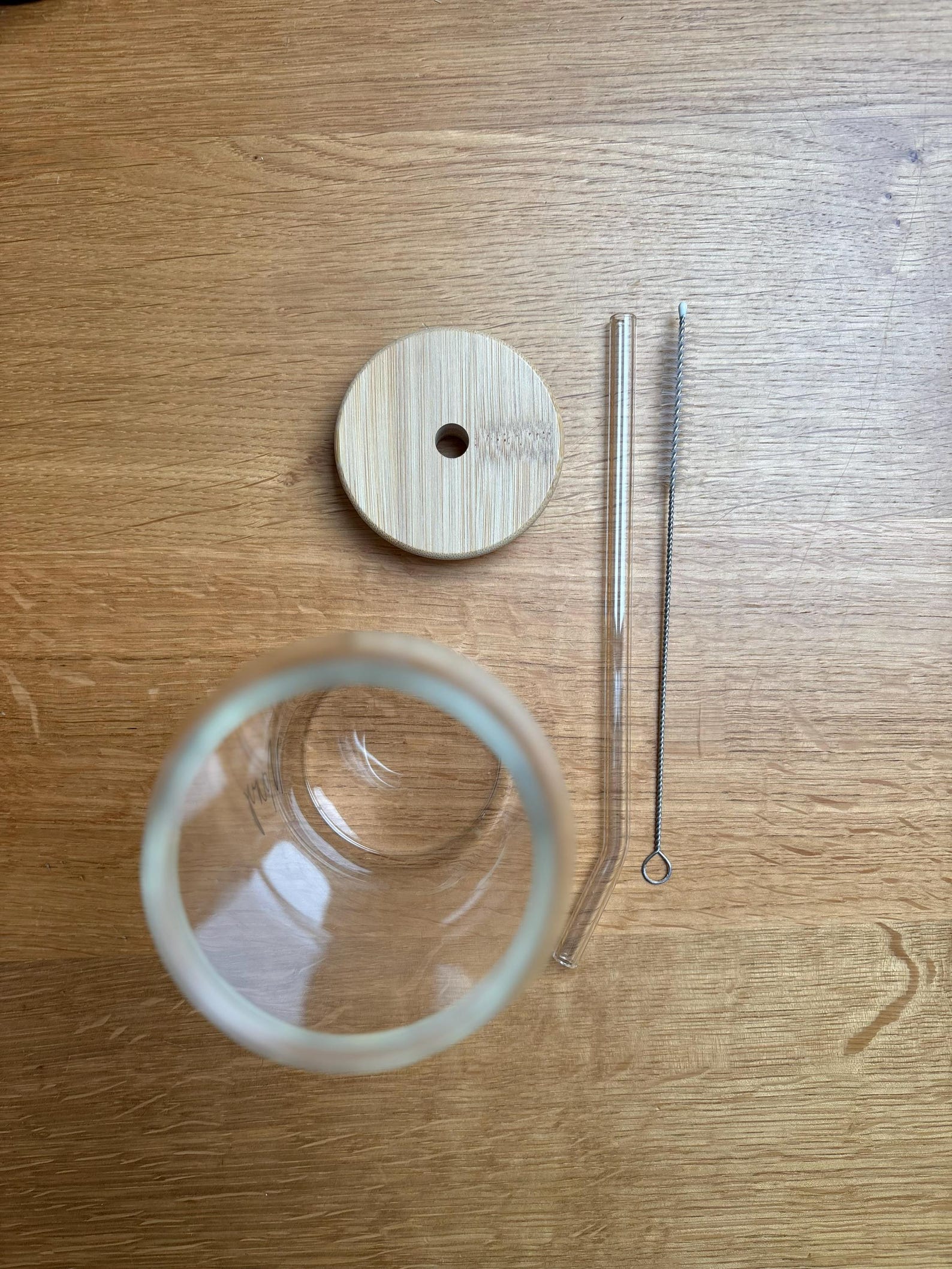 personalisiertes Glas mit Bambusdeckel und Strohhalm – Foto 3 von 3