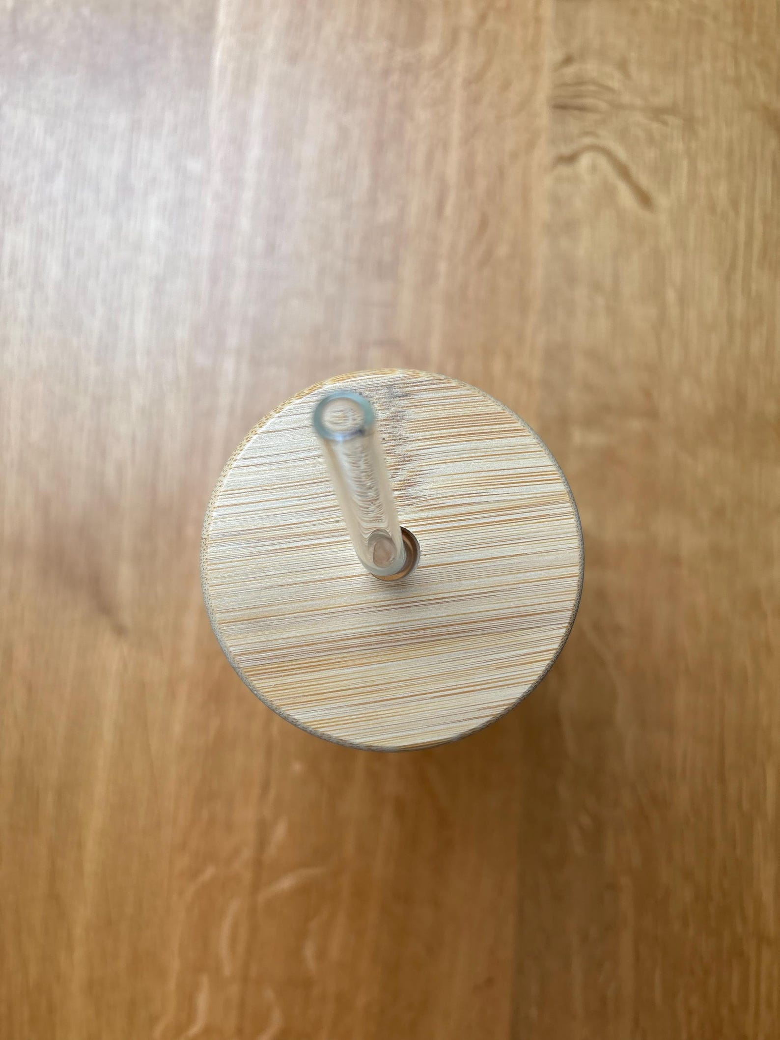 personalisiertes Glas mit Bambusdeckel und Strohhalm – Foto 2 von 3