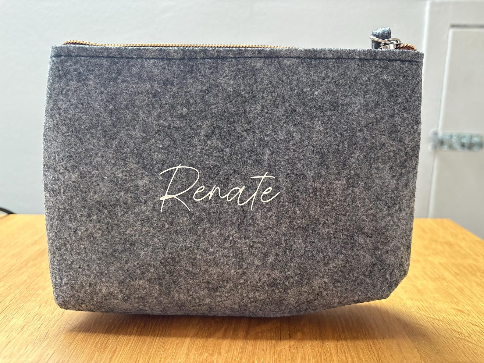 Kosmetiktasche personalisiert Name oder Wunschtext aus Filz – Foto 2 von 3